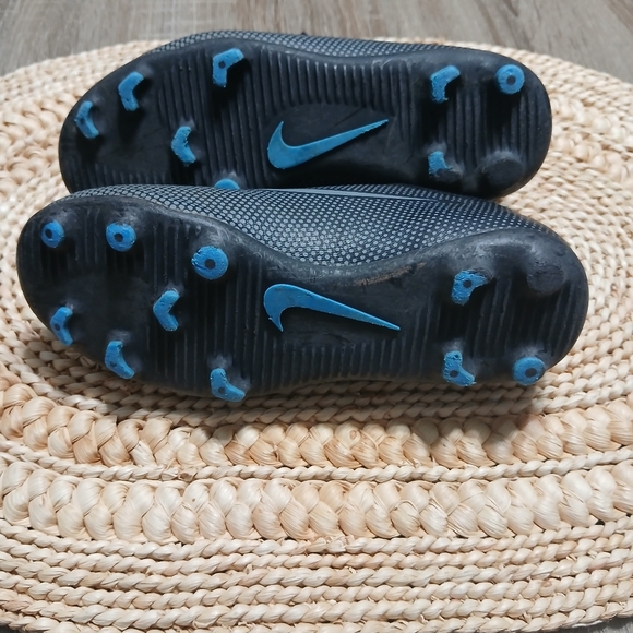 Nike Black and Gray Sports Sneakers - Picture 9 of 14